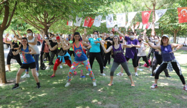 Bayraklı’da sosyal mesafeli ‘Zumba’