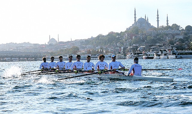 Genç sporcular Cumhuriyet'in 100. Yılında dostluk için 10. kez kürek çekti