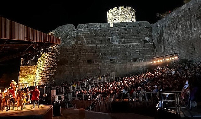 Deli Dumrul oyunu Bodrum Kalesi'nde ayakta alkışlandı