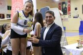 Burhaniye Belediyesi 2 voleybol turnuvasında ödül töreni yapıldı