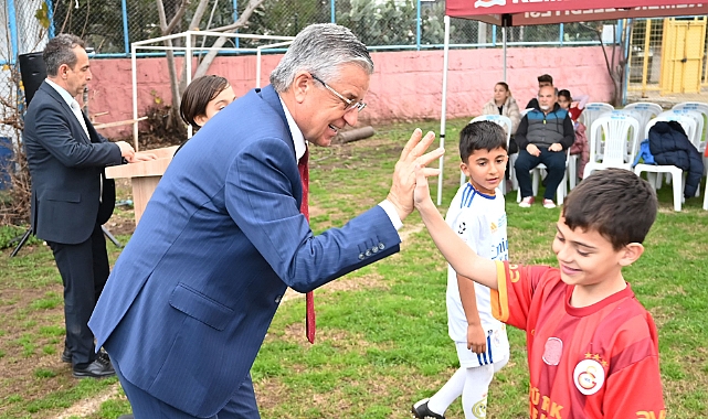 Kemer Belediyesi Futbol Okulu'nda formalar dağıtıldı