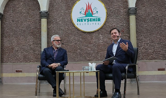 Nevşehir Belediyesi tarafından düzenlenen 'Ramazan Sohbetleri' programının konuğu ünlü yazar Bahadır Yenişehirlioğlu oldu