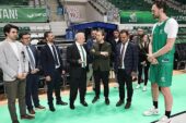 Şadi Özdemir Bursaspor Basketbol Takımı'nı antrenmanda izledi