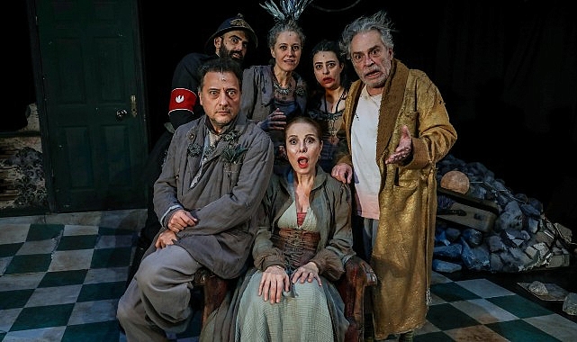 Zuhal Olcay ve Haluk Bilginer'i yıllar sonra yeniden bir araya getiren 'Kel Diva' adlı oyun,  Nilüfer Tiyatro Festivali kapsamında seyirci ile buluştu