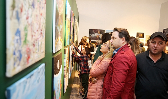 Küçükçekmece’de sanat eğitimi veren Görsel Sanatlar Öğretmeni Fadime Yücel ve öğrencilerinin ‘İzler’ sergisine ev sahipliği yaptı