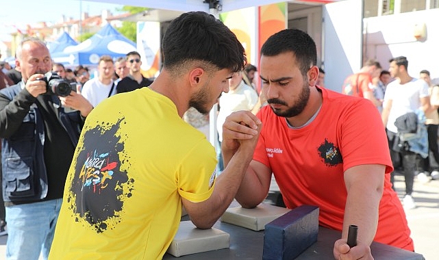 Muğla Büyükşehir Belediye Başkanı Ahmet Aras’ın yerel seçimler öncesi vaatlerinden biri olan Gençlik Festivali 15 Mayıs’ta başladı