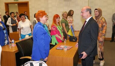 Selçuklu Belediye Başkanı Ahmet Pekyatırmacı Saraybosna Mevlevihanesi’nde eğitim alan Bosna Hersekli kursiyerler ile belediye meclis salonunda bir araya geldi