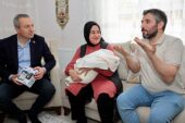 Sivas Belediye Başkanı Dr. Adem Uzun, işitme engelli Ayşegül ve Turan Aktaş çiftinin evine konuk olarak yeni doğan bebekleri için göz aydınlığı verdi