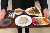 Torbalı’da öğrenciler ve emekliler başta olmak üzere vatandaşların hem lezzetli hem de hijyenik yemeklere uygun fiyata ulaşabilmesi için Kent Lokantası projesi hayata geçiriliyor